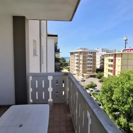 Flat With Need 比比翁