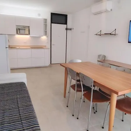 Flat With Need דירה ביביונה